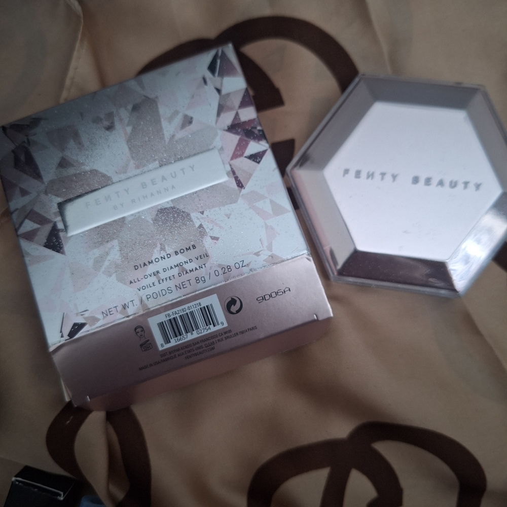 Fenty Beauty Diamond Bomb Highlighter - Shimmering Silver
